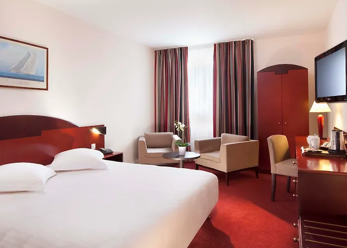 L'amiraute מלון 4*